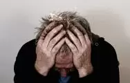 Il legame fra un disturbo e la sua causa di origine psichica si riallaccia alla consapevolezza che corpo e mente sono strettamente collegati e inscindibili tra di loro. La psicosomatica è, perciò, un settore della clinica che si situa a metà tra la medicina e la psicologia, perché si concentra sul rapporto tra la mente, con il suo patrimonio di emozioni e affetti, e il corpo, con il suo corredo di sintomi. Alla base dei disturbi psicosomatici si trovano le emozioni che hanno la necessità di emergere e, non riuscendo a raggiungere il livello psichico, si esprimono attraverso il corpo, utilizzando degli organi detti “organi bersaglio”. In questo modo il disagio psicologico viene avvertito meno o non viene avvertito del tutto e, al suo posto, avremo uno o più sintomi psicosomatici. I disturbi psicosomatici possono interessare qualsiasi distretto corporeo. I più colpiti sono: l'apparato gastrointestinale (ulcera peptica, colon irritabile, gastrite, duodenite, etc), l'apparato cardiocircolatorio (ipertensione, tachicardia, aritmie, etc), l'apparato respiratorio (sindrome iperventilatoria, asma, etc), l'apparato urogenitale (enuresi, dolori mestruali, eiaculazione precoce, impotenza, etc), la cute (acne, psoriasi, orticaria, etc), l'apparato muscolo-scheletrico (cefalea muscolo-tensiva, stanchezza cronica, fibromialgia, etc). I sintomi possono essere diversi a seconda degli organi e apparati coinvolti. Sintomi psicosomatici li ritroviamo nelle forme depressive e in quelle ansiose, ma esistono disturbi psicosomatici in assenza di sintomi di natura psicologica e, in questo caso, arrivare ad una diagnosi corretta è più difficile. La terapia avrà il compito di accompagnare il paziente alla conoscenza di sé, del disturbo e delle sue cause, ricostruendo una nuova integrità di sé. L'intervento dovrà essere integrato, medico e psicologico insieme. Il sintomo somatico, infatti, non va assolutamente trascurato. Il fatto che origini dalla psiche non vuol dire che non esiste, tutt'altro! L'approccio psicologico più efficace si avvale dell'Ipnositerapia e del Training Autogeno, ma solo con Psicoterapeuti specializzati e con formazione certificata.